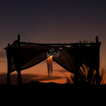 The White Camp - Your Merzouga Luxury Desert Camp & Erg Chebbi Dunes Camel Riding ภายนอก รูปภาพ