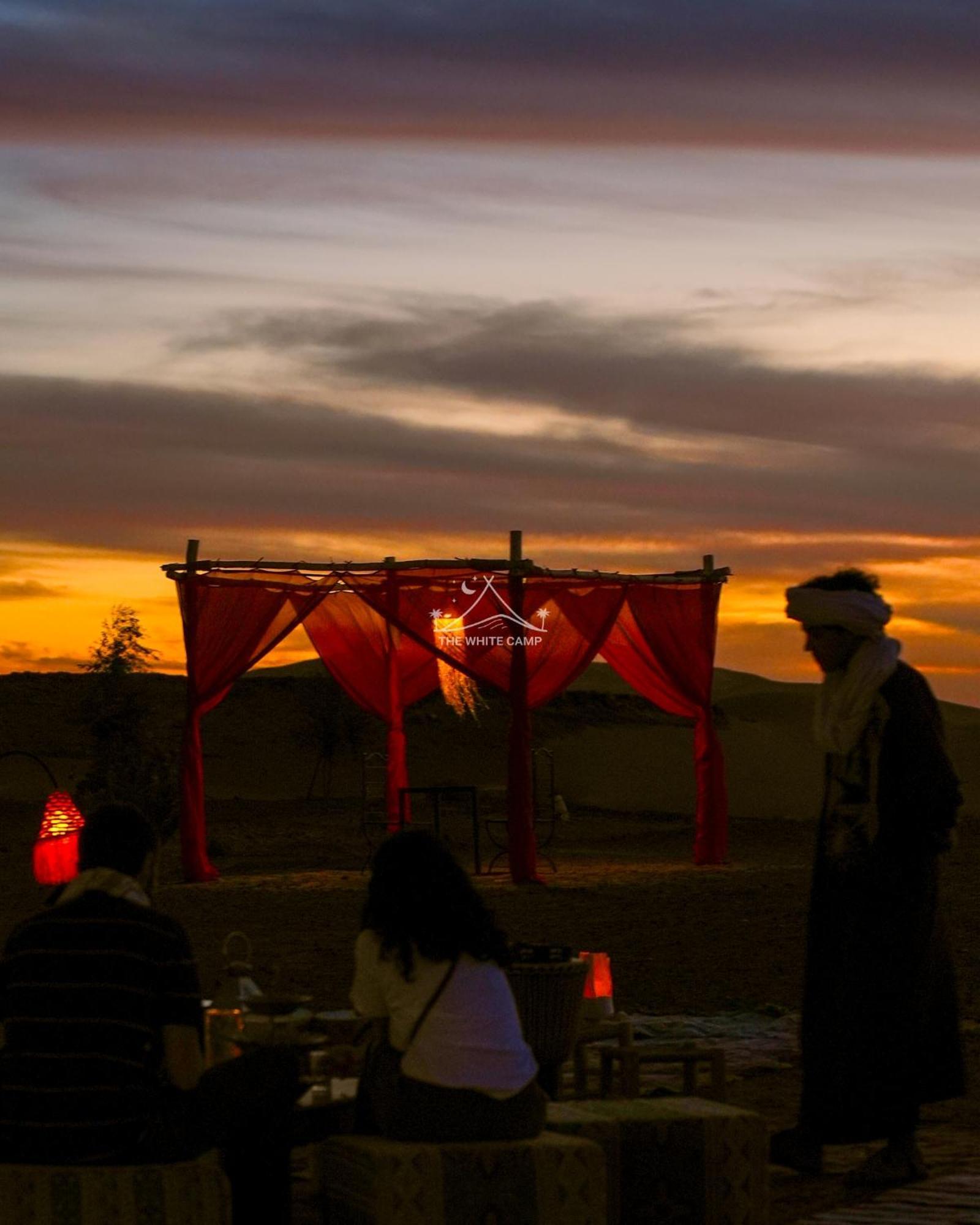 The White Camp - Your Merzouga Luxury Desert Camp & Erg Chebbi Dunes Camel Riding ภายนอก รูปภาพ
